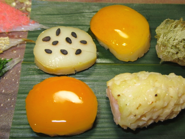 帆立貝の貝柱を使った三色焼き,黄身焼き,うにろう焼き,ごま塩焼きの献立