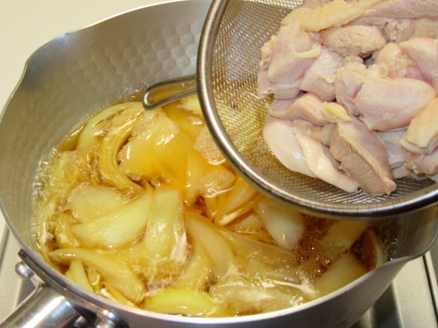 鶏肉と玉ねぎの親子鍋の作り方,かしわを煮る工程