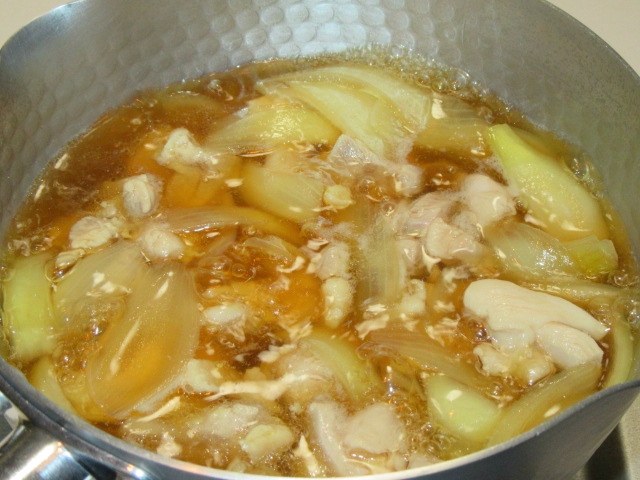鶏肉と玉ねぎの親子鍋の作り方,煮る工程