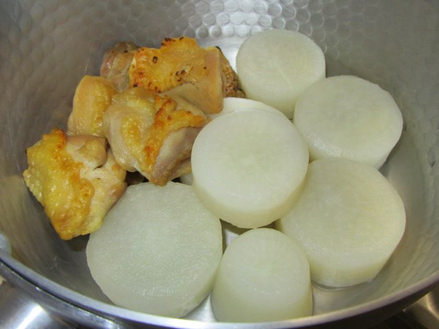 焼いた鶏肉と大根の煮物の作り方,煮汁を入れる前の工程