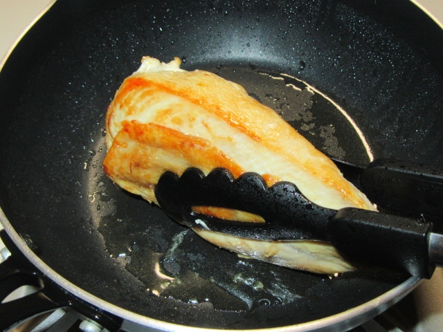 鶏むね肉を柔らかく仕上げる方法,鶏の蒸し焼き煮の作り方,表面全体を焼く工程
