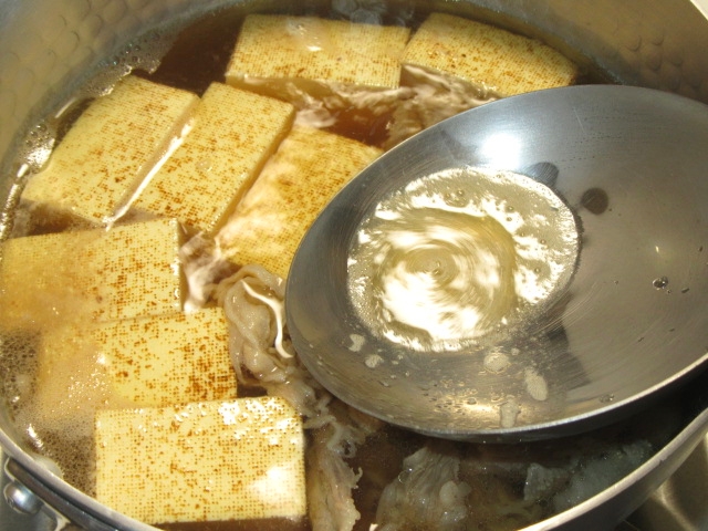 牛肉と焼き豆腐の煮物レシピ,アクを取る工程