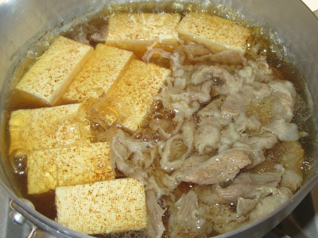 牛肉と焼き豆腐の煮物レシピ,煮上がる手前の写真