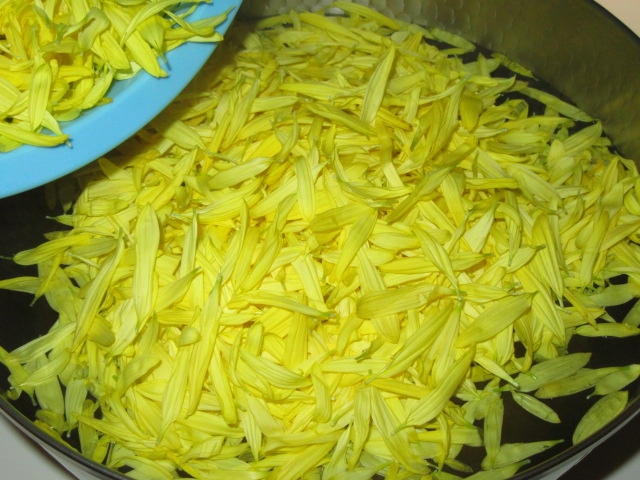 黄菊花のゆで方,菊の花を酢を加えた湯に入れる工程