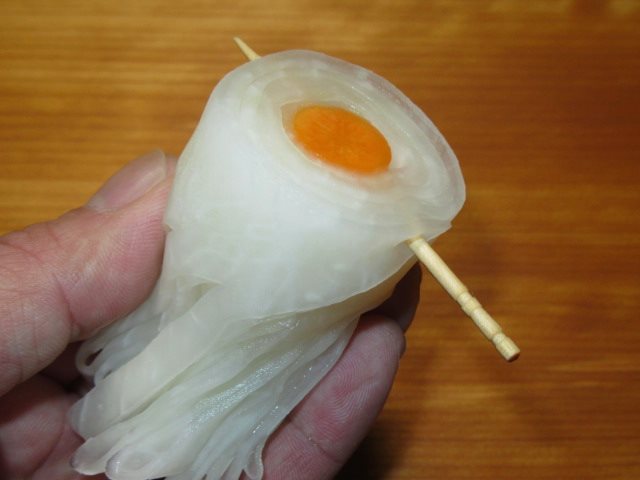 菊花大根の飾り切り方法,つまようじでとめる工程