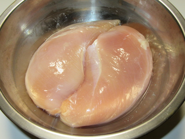 鶏のむね肉に下味をつける工程