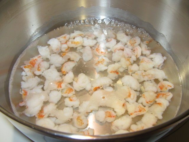 萩ご飯の作り方,えびを昆布だしで温める工程