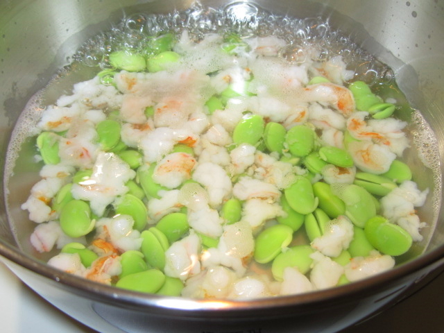 萩ご飯の作り方,えびと枝豆を昆布だしで温める工程
