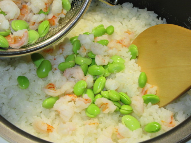 萩ご飯の作り方,えびと枝豆を混ぜ合わせる工程