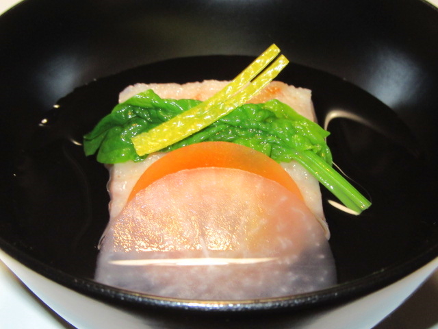 冬の吸い物,椀物の献立,海老しんじょ,ほうれん草,大根,人参,松葉柚子